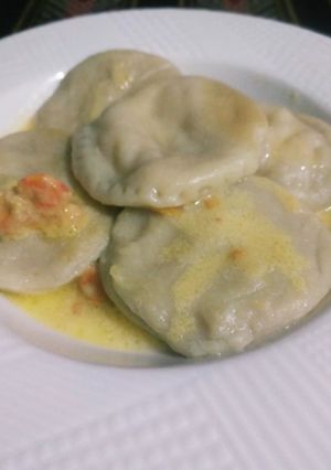Una foto de Sorrentinos de calabaza, almendras y muzzarella. Salsa de crema, vino blanco y camarones