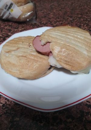 Una foto de Montadito de panceta y salchichas