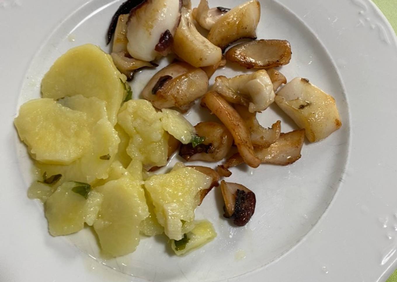 Chopo a la plancha con guarnición de patatas