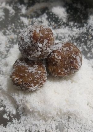 ખજુર બોલ્સ(Khajur Balls Recipe in Gujarati) રેસીપી મુખ્ય ફોટો