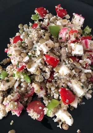 Une photo de Salade quinoa-lentilles aux légumes d’été et feta