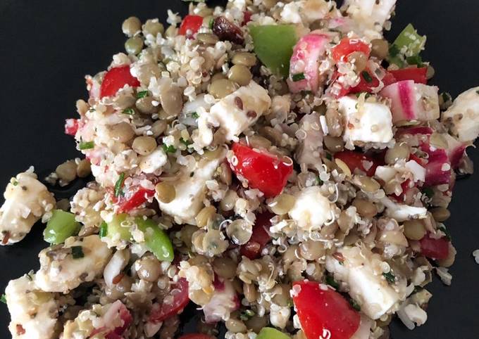 Salade quinoa-lentilles aux légumes d’été et feta