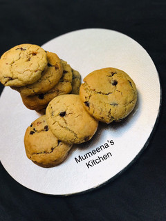 A picture of Caramel chocolate chips cookies.