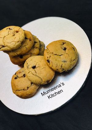 A picture of Caramel chocolate chips cookies.