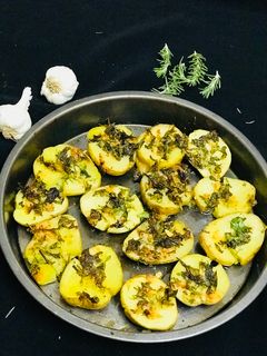 ગાર્લિક મીક્સ હબ્સ રોસ્ટેટ પોટેટો(Garlic Mix Herbs Rosted Potato Recipe In Gujarati) રેસીપી મુખ્ય ફોટો
