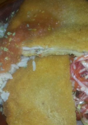 Una foto de Milanesa Con Arroz Ensalada y Picante