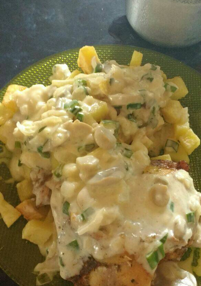 Una foto de Pollo al champiñón y verdeo