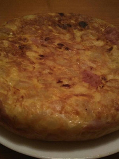 Una foto de Tortilla de patatas con jamón York y queso