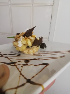 Una foto de Torre de plátano con chocolate y queso