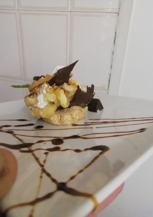 Una foto de Torre de plátano con chocolate y queso