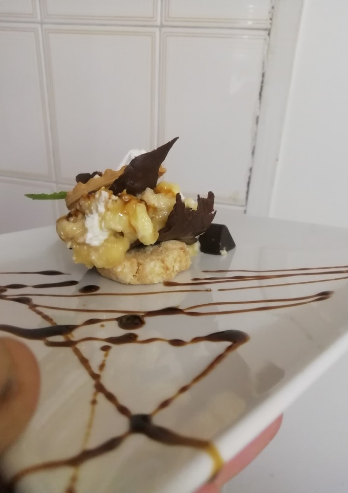 Una foto de Torre de plátano con chocolate y queso