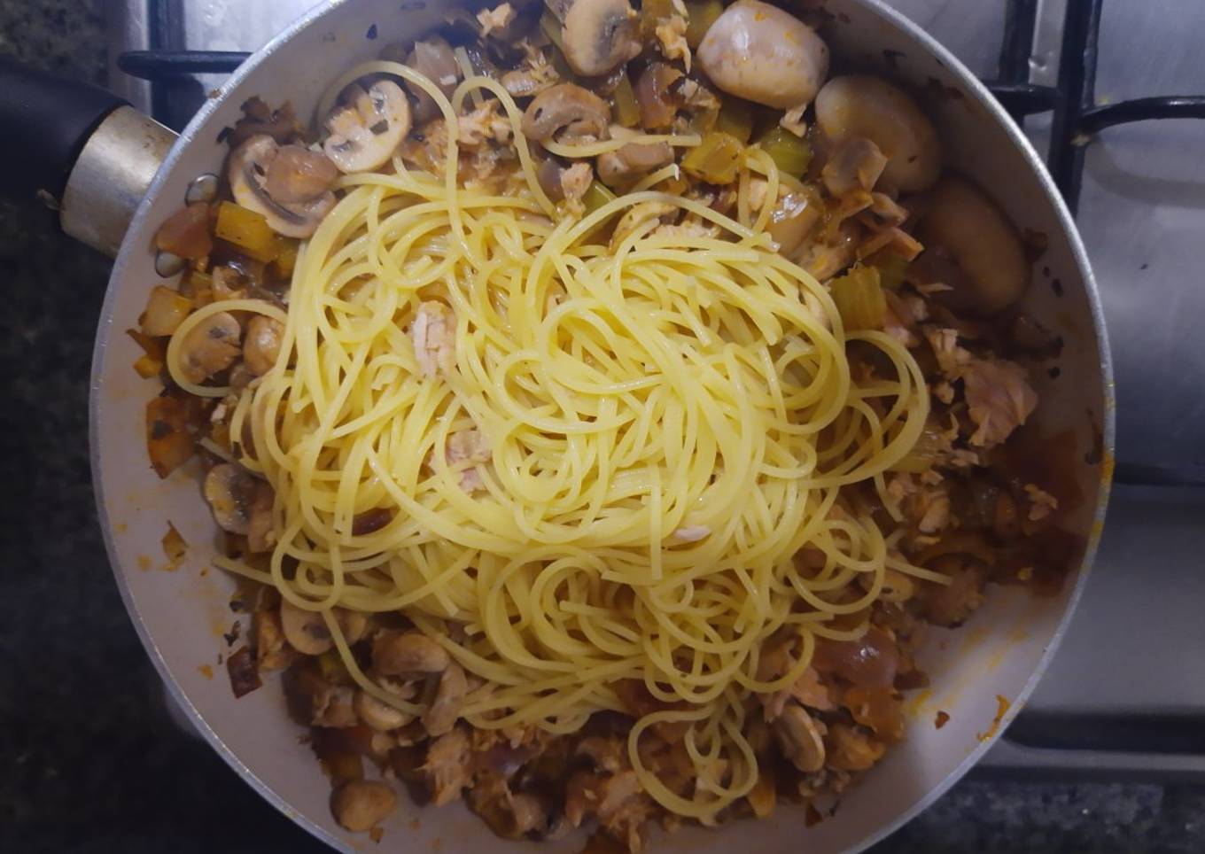 Pasta en salsa con champiñones y atún