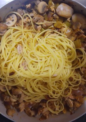 Una foto de Pasta en salsa con champiñones y atún