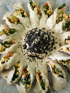 સન ફ્લાવર બ્રેડ (Sunflower Bread Recipe In Gujarati) રેસીપી મુખ્ય ફોટો