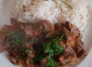 Una foto de Hígados de Pollo con Arroz Blanco