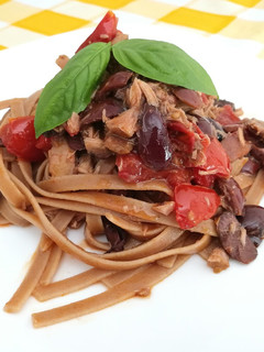 Foto di Linguine con pomodori piccadilly, tonno e olive nere