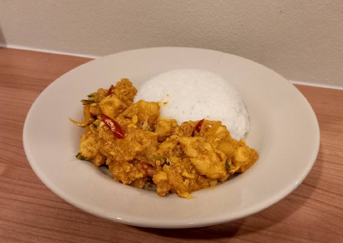 Tumis kare ayam - Pad pong kari (ผัดผงกะหรี่)