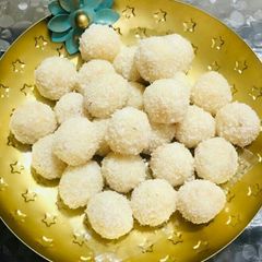 A picture of Coconut laddu.