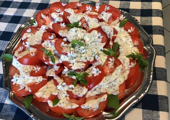 Salade de tomates sauce crème, basilic et fleurs d ail du jardin