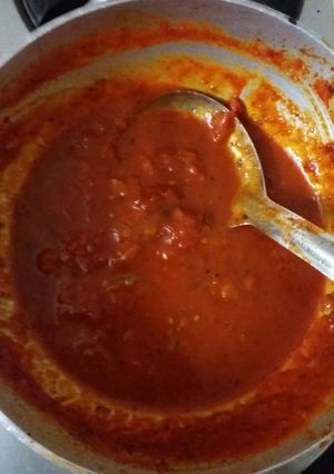 A picture of Pizza and pasta sauce.