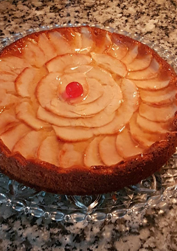 Una foto de Tarta de manzana y flan🍏🍏🍏