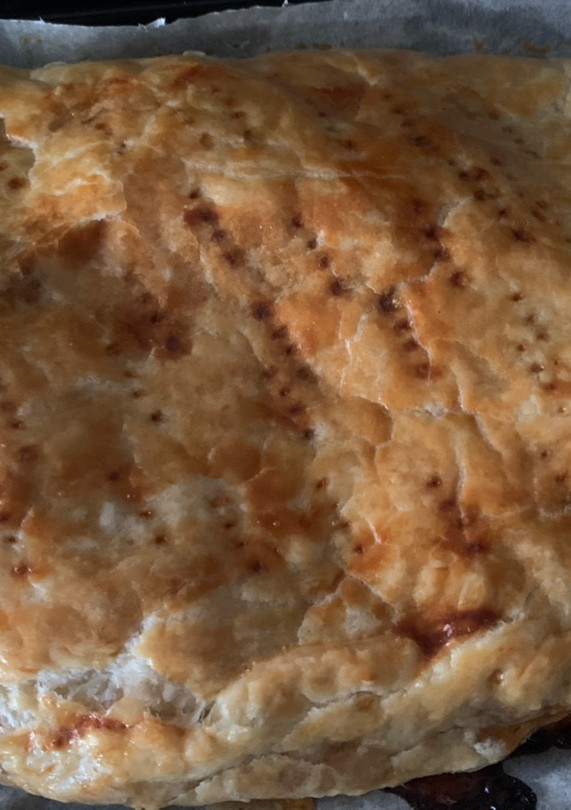 Una foto de Empanada de queso de Cabra y cebolla caramelizada