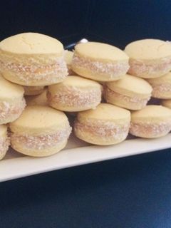Una foto de Alfajores de maizena con manjar casero para cóctel 👌🏻