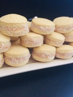 Una foto de Alfajores de maizena con manjar casero para cóctel 👌🏻