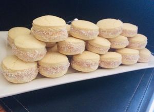 Una foto de Alfajores de maizena con manjar casero para cóctel 👌🏻