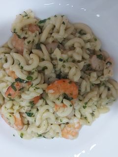 Una foto de Fideuá con gambas