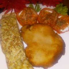 A picture of Milanesa de 🐥 C/🍅y Omelette con cebolla 😋.
