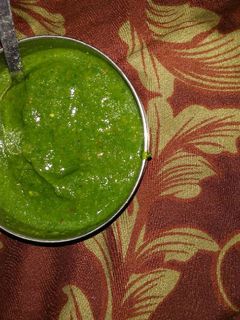 हरे धनिया की लहसुन की चटनी (Hare dhaniye ki lehsun ki chutney recipe in hindi) रेसिपी मुख्य फोटो