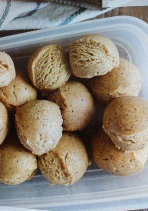 A picture of Almond poppyseed bites.