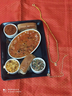 મિસળ પાઉં (Misal Pav Recipe In Gujarati) રેસીપી મુખ્ય ફોટો