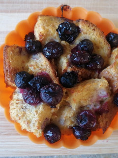 Una foto de Pan francés con blueberries en freidora de aire