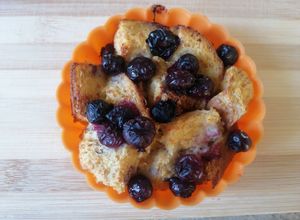 Una foto de Pan francés con blueberries en freidora de aire