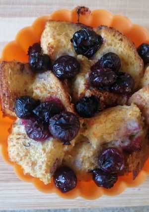 Una foto de Pan francés con blueberries en freidora de aire