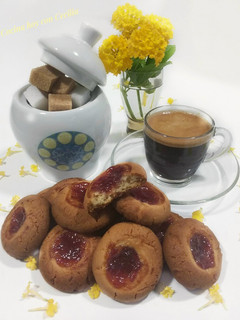 Una foto de Galletitas pepas con mermelada de fresa