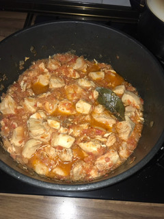 Una foto de Pollo encebollado con tomate
