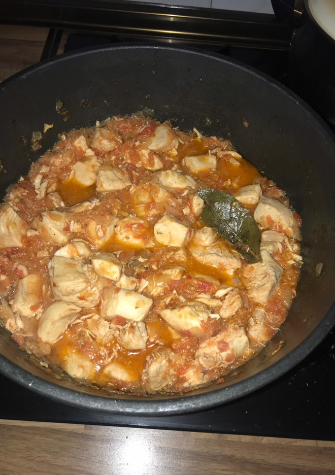 Una foto de Pollo encebollado con tomate