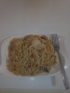 A picture of Macroni and spaghetti.