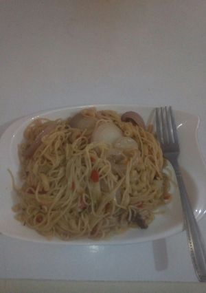 A picture of Macroni and spaghetti.