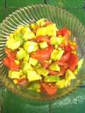 Ensalada de jitomate y aguacate con granitos de elote