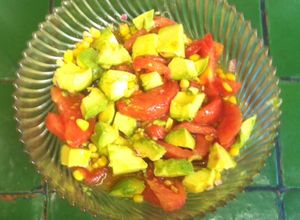Una foto de Ensalada de jitomate y aguacate con granitos de elote