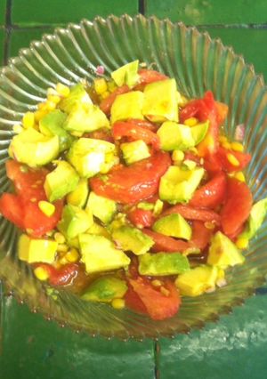Una foto de Ensalada de jitomate y aguacate con granitos de elote