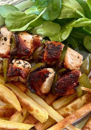 Une photo de Brochettes de Poulet, Frites Maison au Four, Mâches