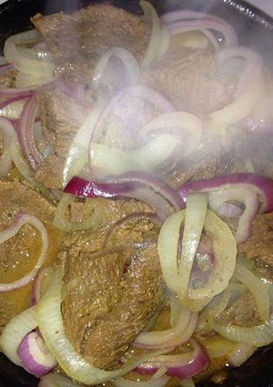 Una foto de Bistec encebollado