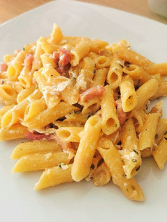 Una foto de Macarrones a la carbonara