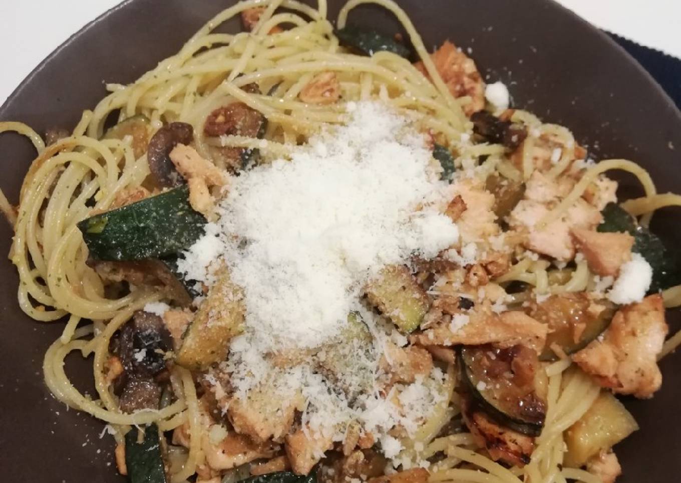 Espaguetis con pesto de eneldo y almendra, salmón y calabacín