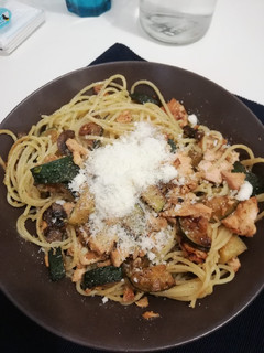 Una foto de Espaguetis con pesto de eneldo y almendra, salmón y calabacín